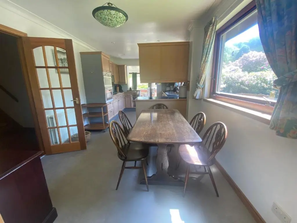 a kitchen with a table and chairs and a window at Drummond House - Pets welcome free, 3 acres of gardens, free parking in Brackley