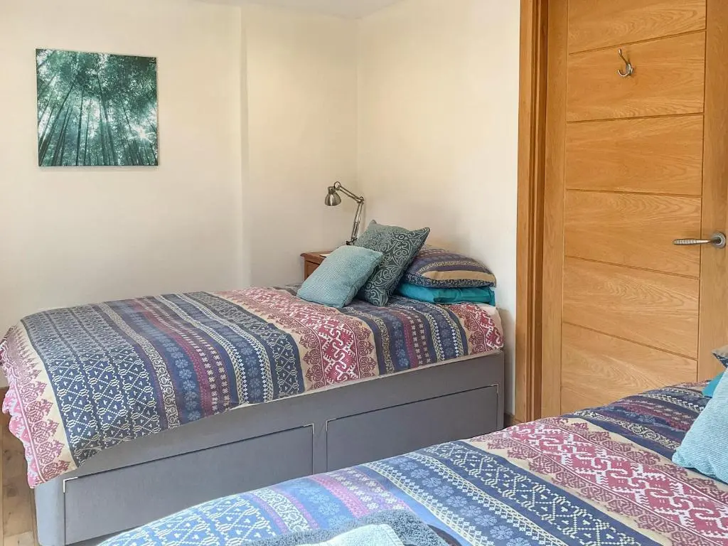 two beds in a small room with at Thistle Dubh in Drumnadrochit