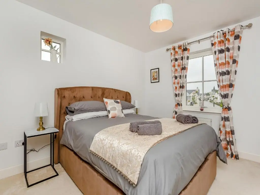 a bedroom with a bed and a window at One The Loan in Croy