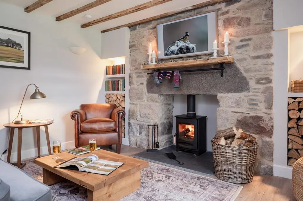 a living room with a fireplace and a tv at Beinn Cottage - Seasgair Lodges in Kincraig