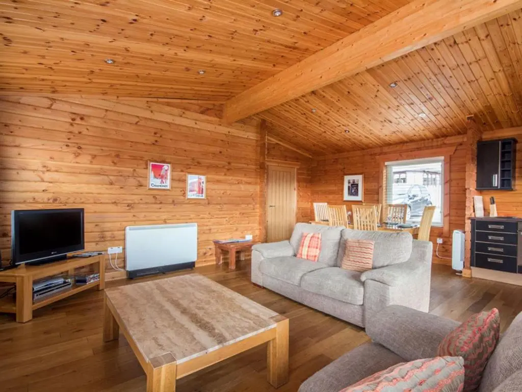 a living room with a couch and a tv at Gael Cham in Aviemore