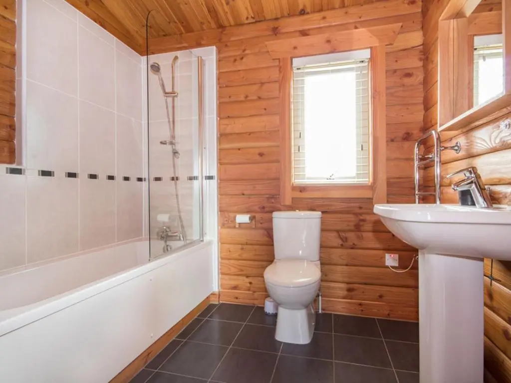 a bathroom with a toilet and a sink at Gael Cham in Aviemore