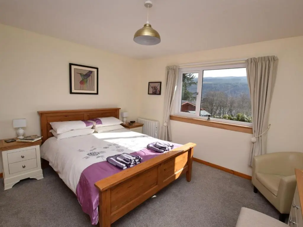 a bedroom with a bed and a window at 3 Bed in Drumnadrochit IN633 in Balnain