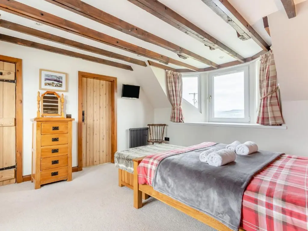 a bedroom with two beds and a window at 2 bed in Loch Ness CA315 in Drumnadrochit