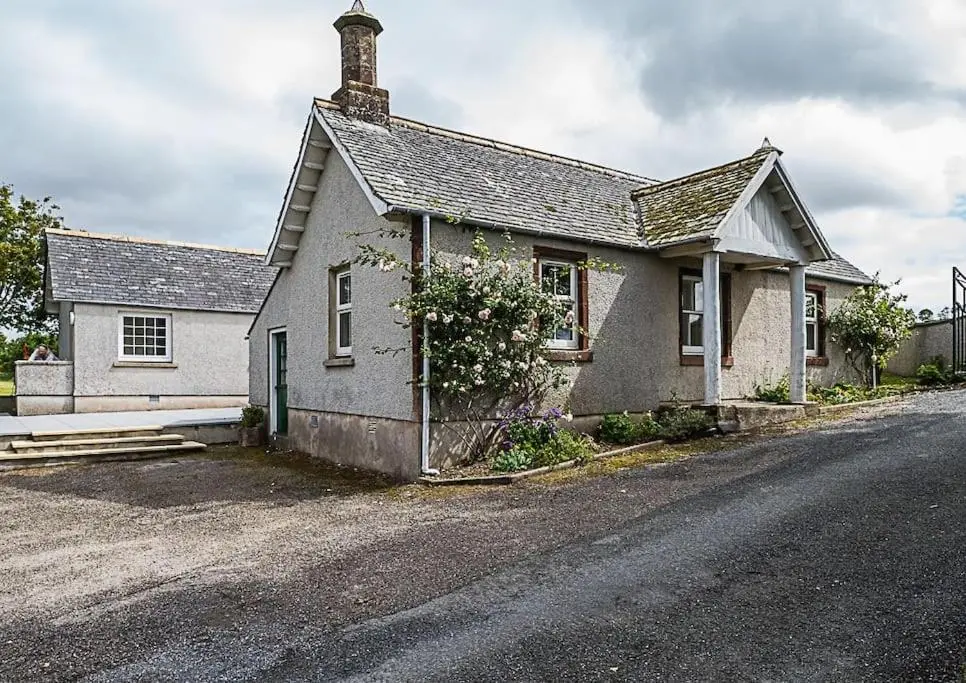 an old white house on the side of a street at West Lodge 3 bedrooms, near golf course and river in Turriff
