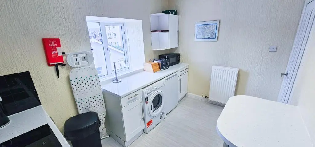 a kitchen with a washing machine in a room at Fraser 2 Bedroom Apartment - Inverness in Inverness