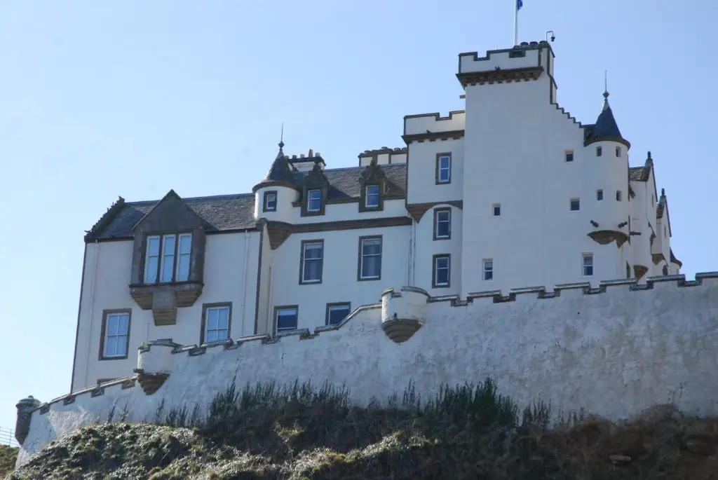 a castle sitting on top of a wall at Bruadarach 'Visionary, Dreamer' in Dunbeath