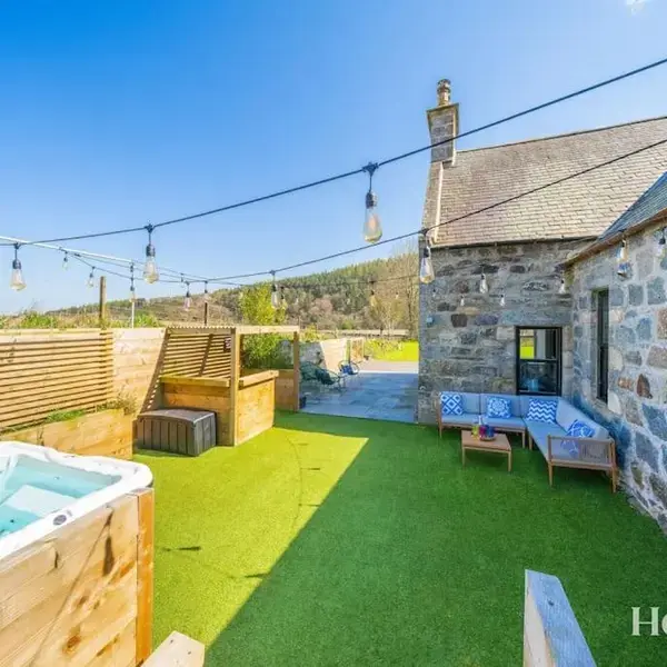Kirkton Family Farmhouse with Hot Tub