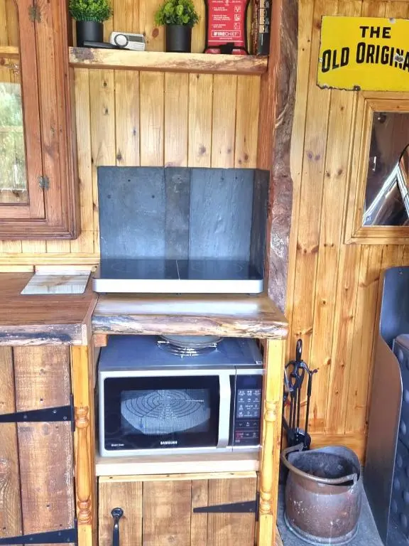 a microwave oven on a counter in a room at The Shepherds Neuk in Inverness