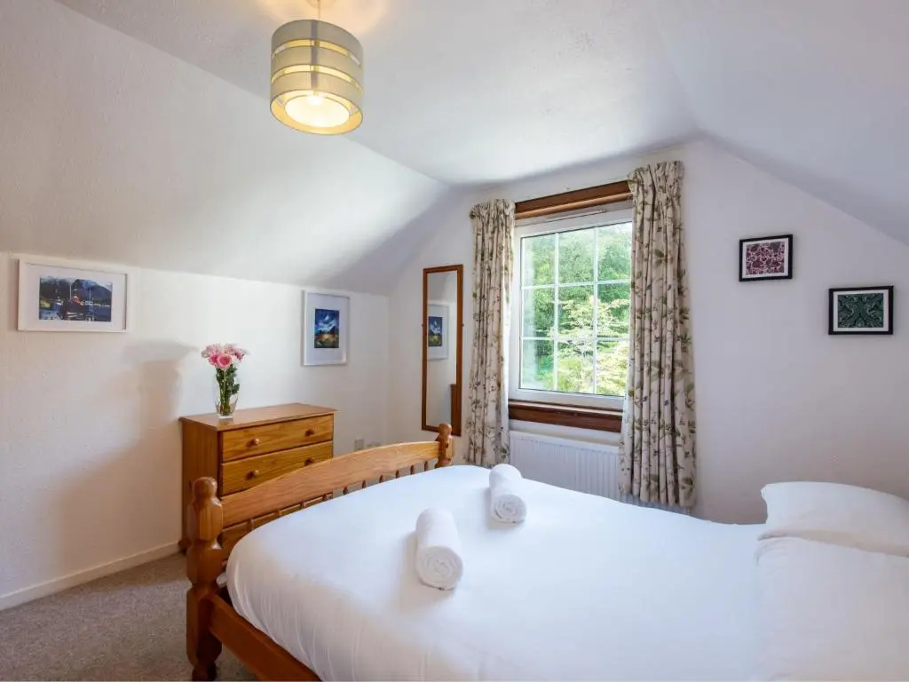 a bedroom with a bed and a window at Holiday Home Jenkins Cottage by Interhome in Fort Augustus