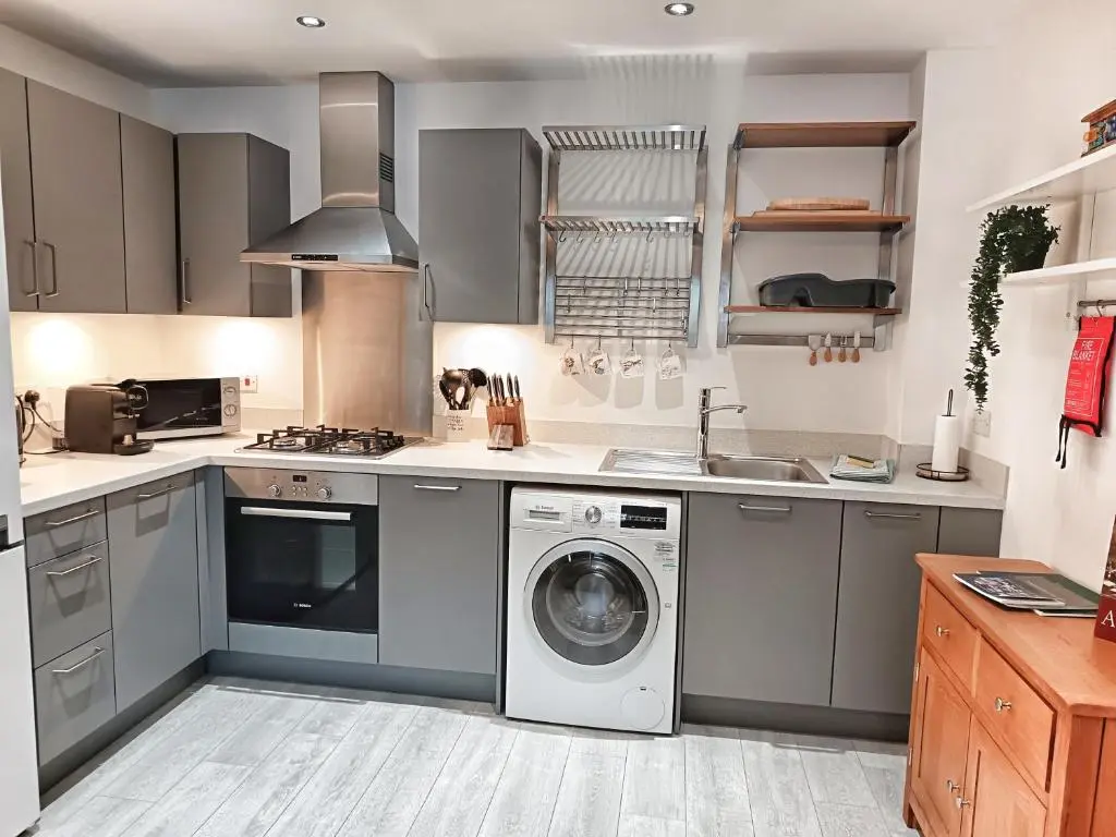 a kitchen with a washer and a washing machine at 4 miles to Westhill by Lains Lettings in Aberdeen