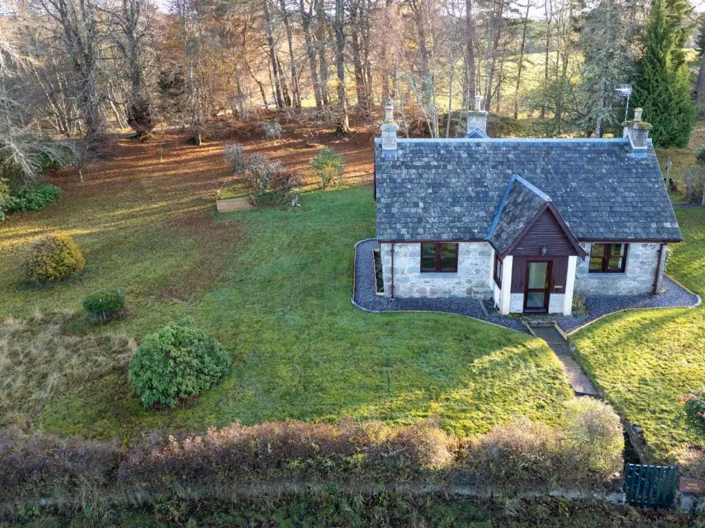 an aerial view of a house in a yard at Holiday Home Rose Cottage by Interhome in Farr