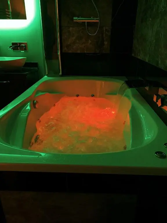 a green bath tub filled with a red substance at Appin House B&B in Fort Augustus