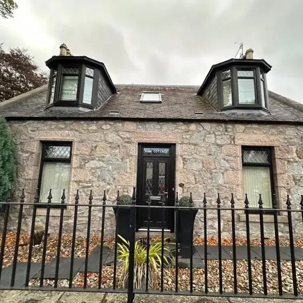 3 Bed Cottage Sleeps 2 with Parking Garden & Wifi