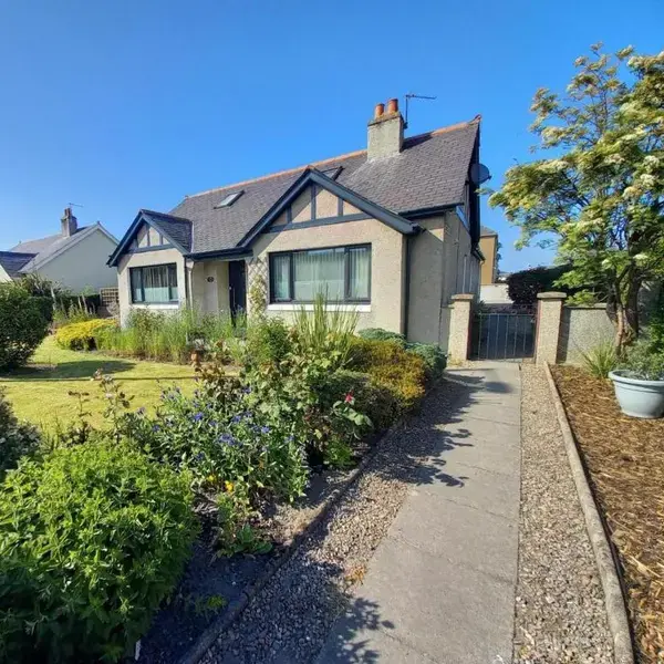 THE KEMPS 7bed 6 bathroom PARKING for 3 vehicles Ideal for contractors Next to LIDLE part of Langleycottageandapartments portfolio REDUCTION FOR LONG STAYS