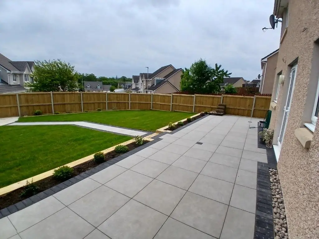 a backyard with a lawn and a fence at Newly renovated house Elgin in Elgin