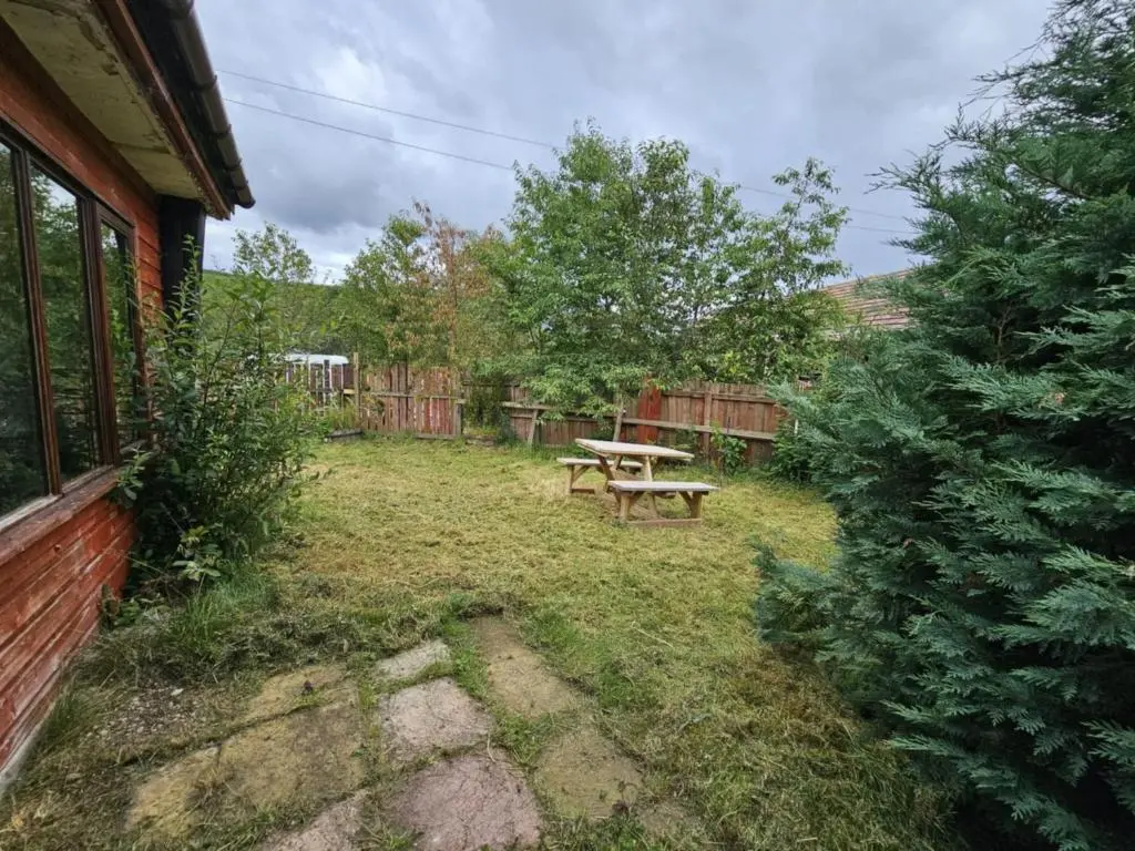 a backyard with a picnic table and a bench at Tonita in Garve