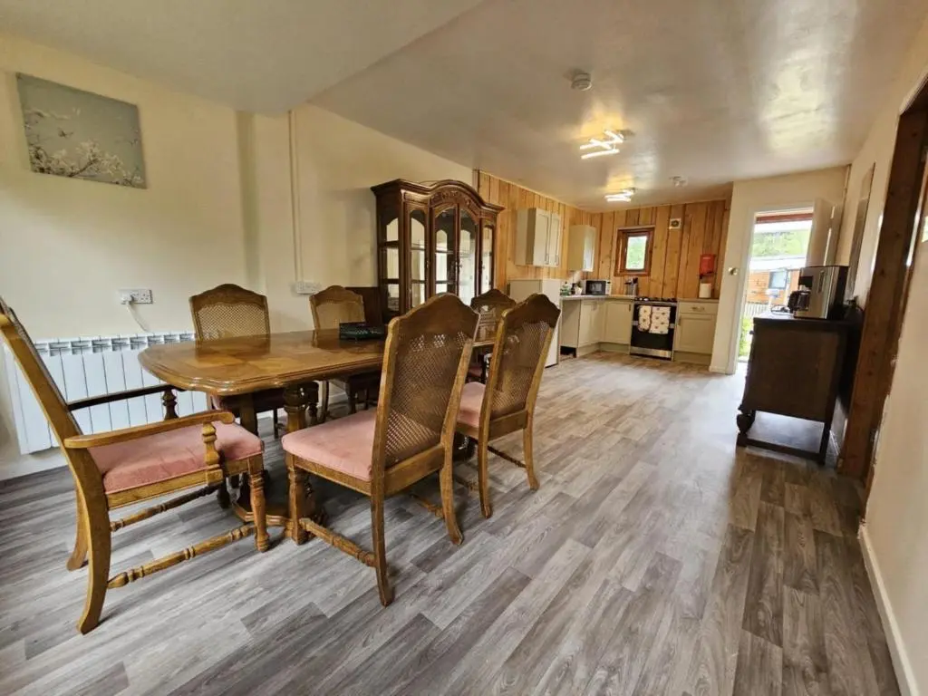 a dining room with a table and chairs at Tonita in Garve