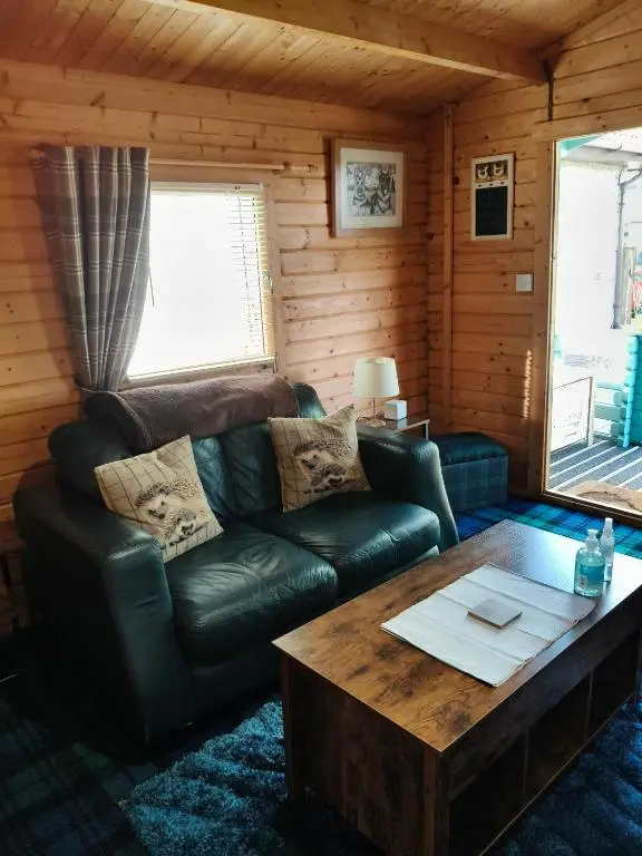 a living room with a leather couch and a coffee table at Emili Fois in Tore