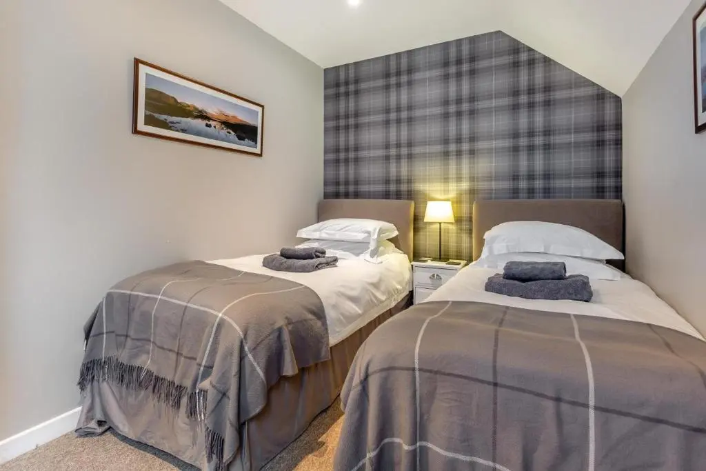 two beds in a small room with aermottermottermott at 3 Bed in Newtonmore oc-h32416 in Newtonmore