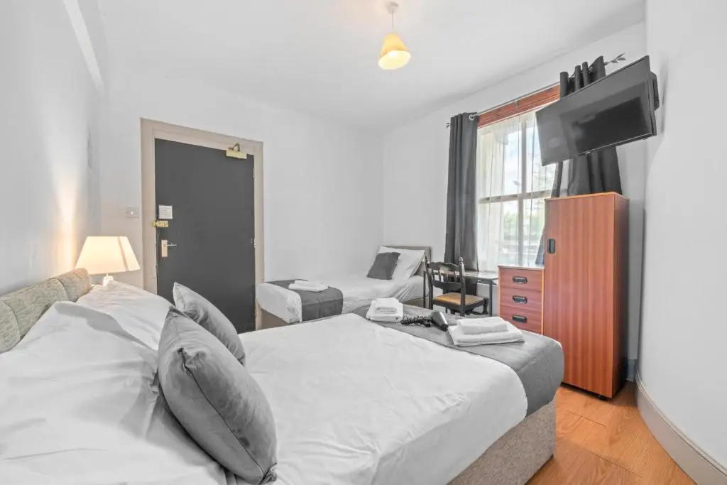 a bedroom with a bed and a tv in it at 2 Bedroom Inverness Apartment - Perfect Location in Inverness