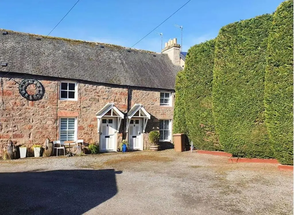 an old stone building with a ivy covered wall at 1 Bedroom Alexander Cottage-Free Parking in Inverness
