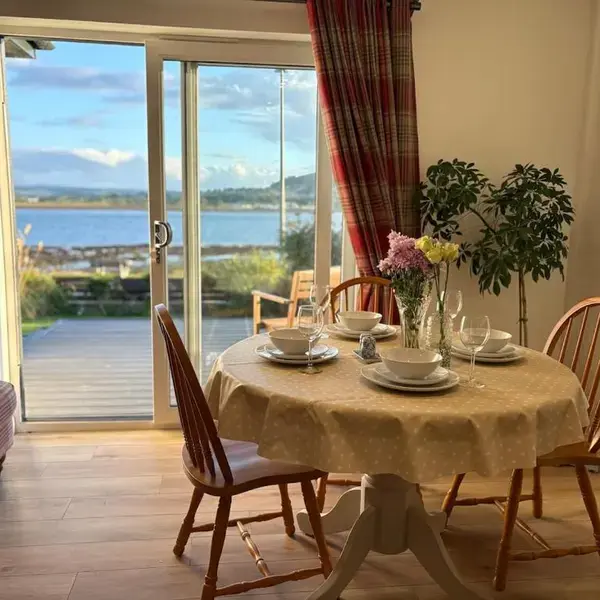 Seaside Retreat - Quiet Seafront Spot with Free Parking