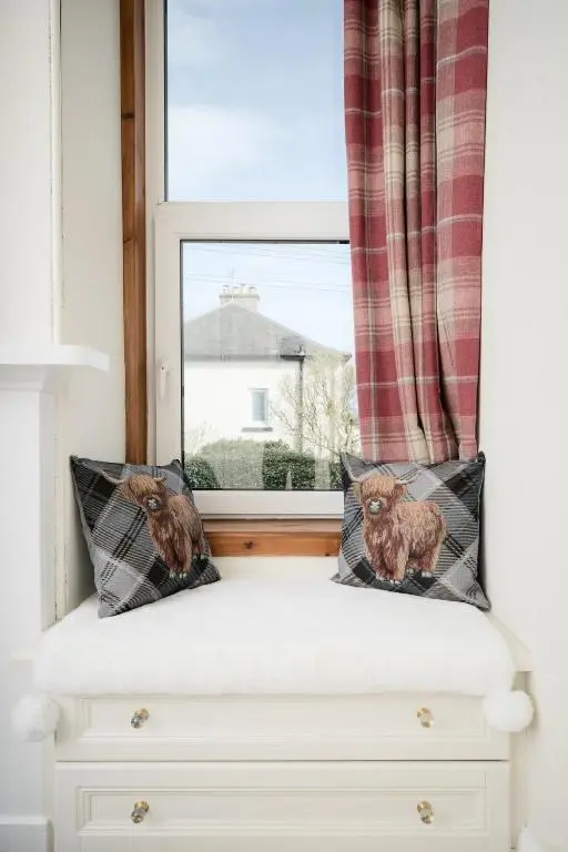 a window seat with two cats sitting on it at Crown Jewel - Inverness City Centre in Inverness