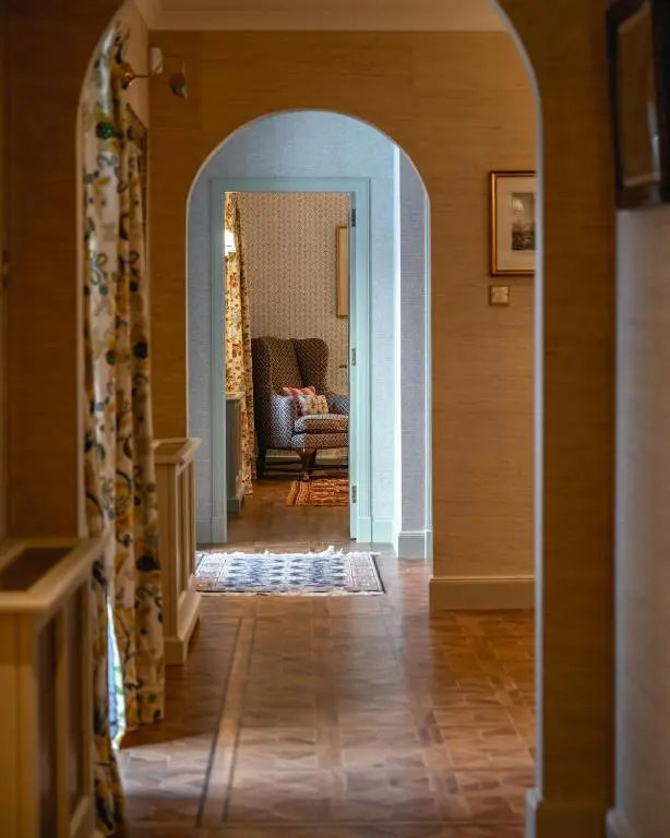 an archway leading into a hallway with a living room at Grieves Cottage Balnagown Estate in Kildary