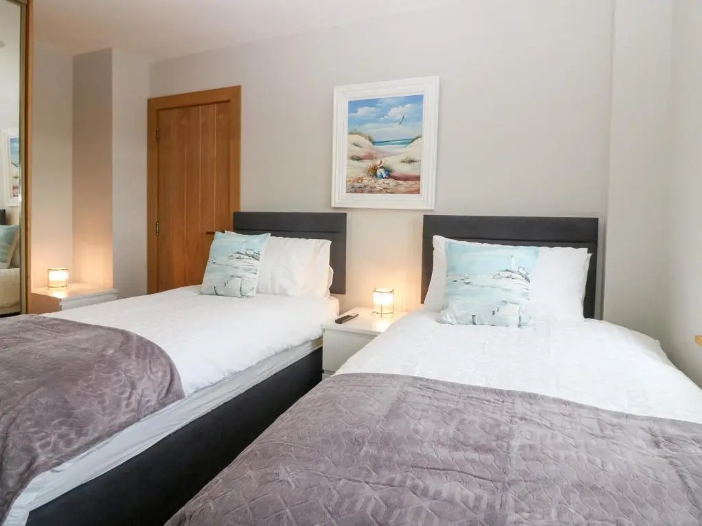 two beds sitting next to each other in a bedroom at The Old Kipper Hoose in Banff