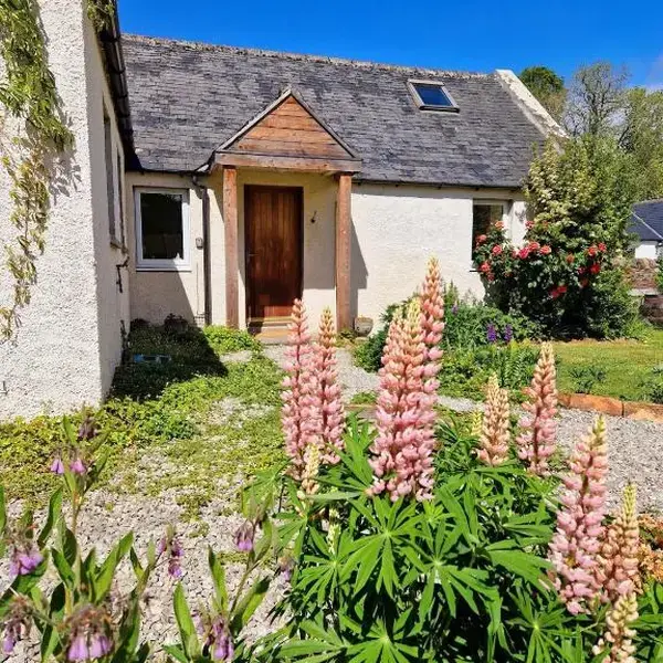 Highland River Cottage with Hot Tub