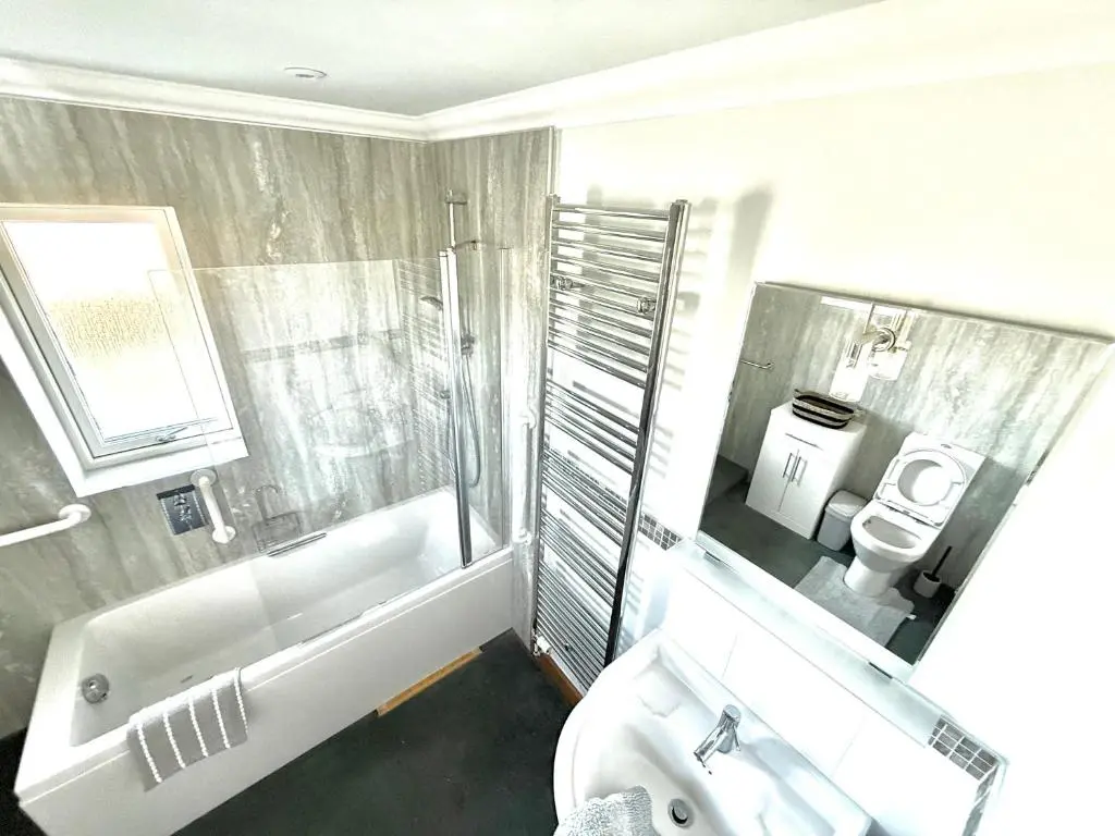 a bathroom with a tub and a sink and a toilet at Golf View Spacious Bungalow 2 Bathrooms, Free Parking WiFi in Elgin