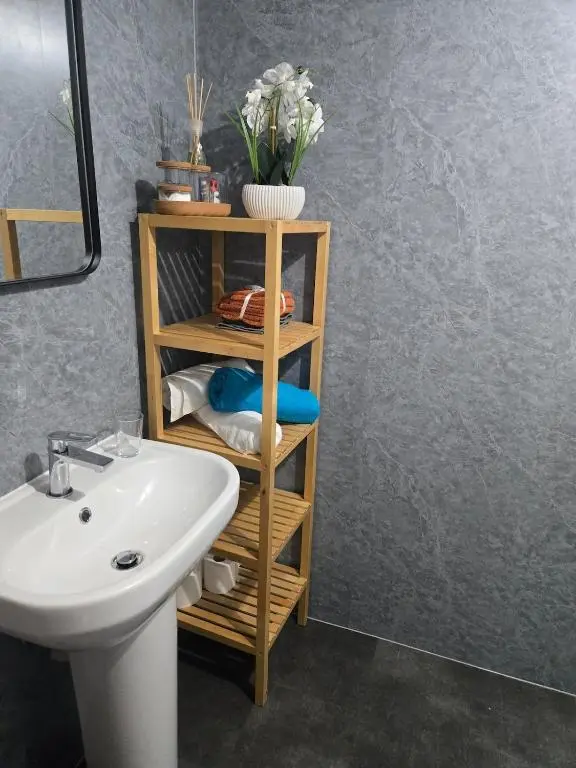 a bathroom with a sink and a white toilet and a sinkwered gmaxwell gmaxwell gmaxwell at The Highland Nook in South Kessock
