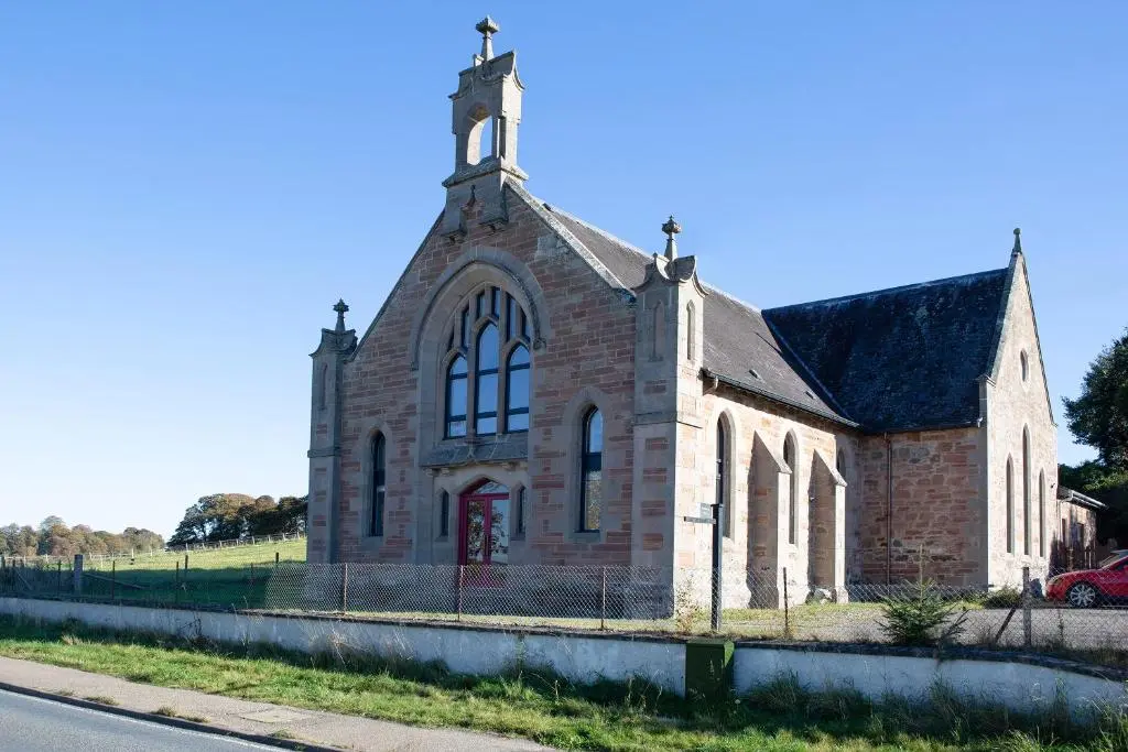 an old brick church on the side of the road at Old Church in Inverness