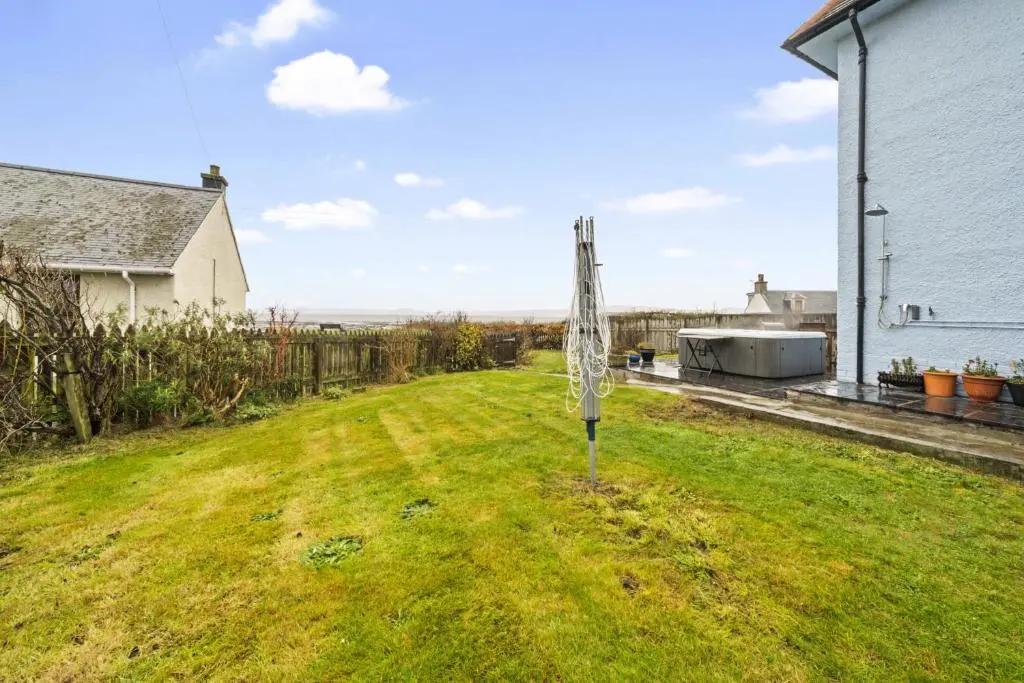 a pole in the middle of a yard at Beinn View 3 Bedroom House - Sea View - Ardersier in Ardersier