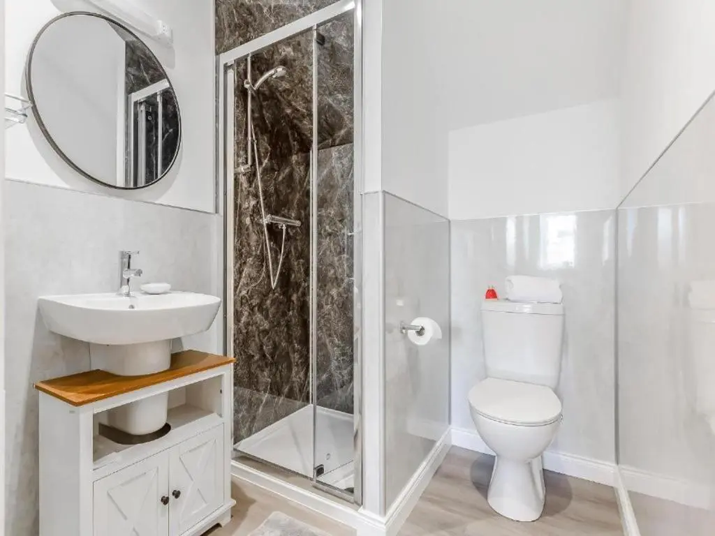 a bathroom with a shower and a toilet and a sink at Family - Central - Parking - Wifi - Sleeps 3 in Inverness