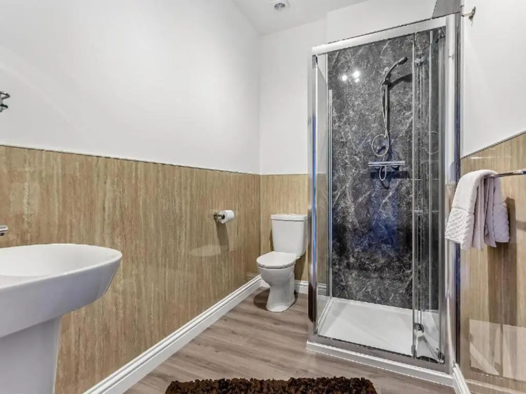 a bathroom with a shower and a toilet and a sink at Family - Parking - Central - Wifi - Sleeps 4 in Inverness