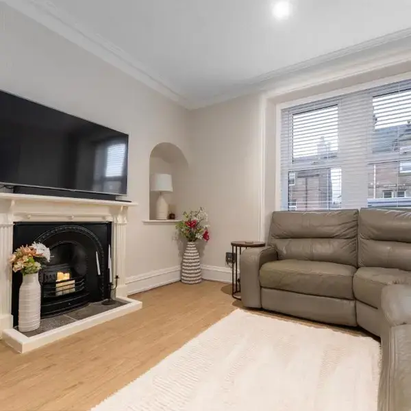 Century House - 4BR - Free Parking - City Centre