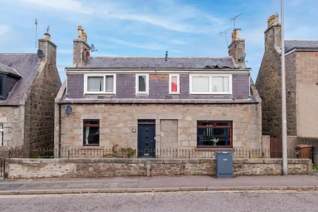 an old stone house on the side of the street at Aberdeen Airport Cozy Apartment - 3 Beds - Sleeps 5 with Free Parking and Fast Wi-Fi in Aberdeen