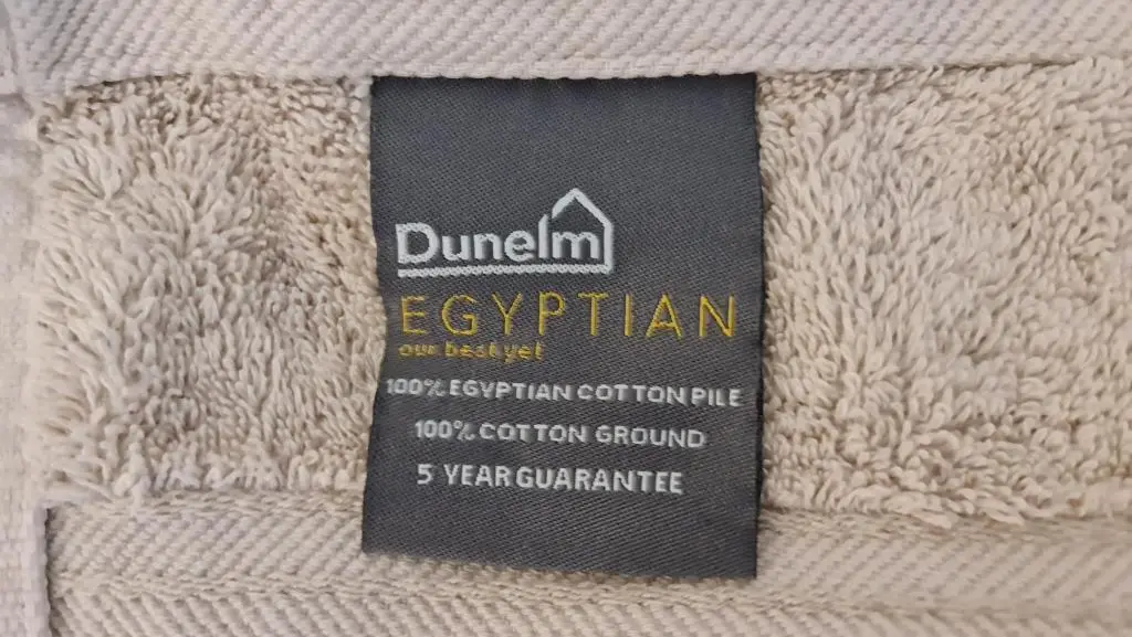 a label on the side of a white blanket at Elgin Self Catering Holiday Cottage in Elgin