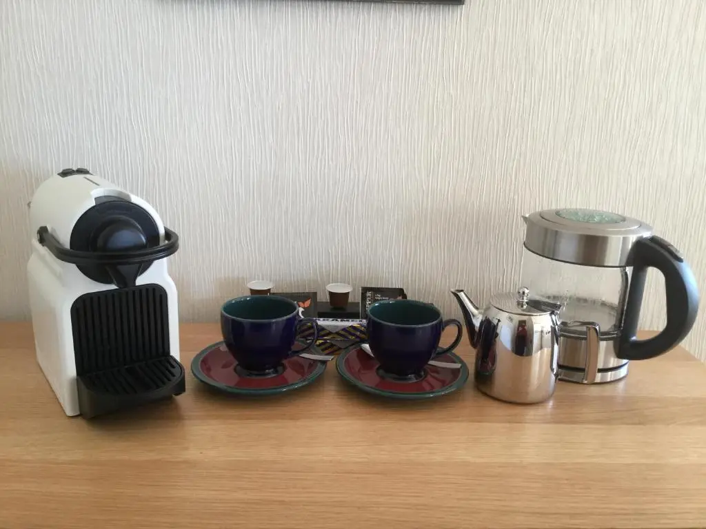 a coffee maker and two cups on a table at Ronas House in Inverness