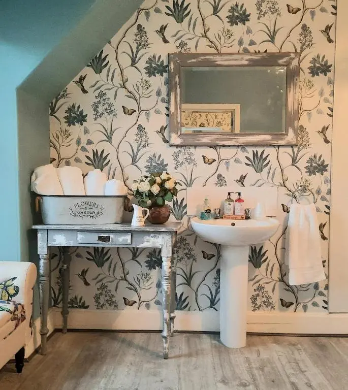a bathroom with a sink and a mirror at Argyle Guest House in Tomintoul