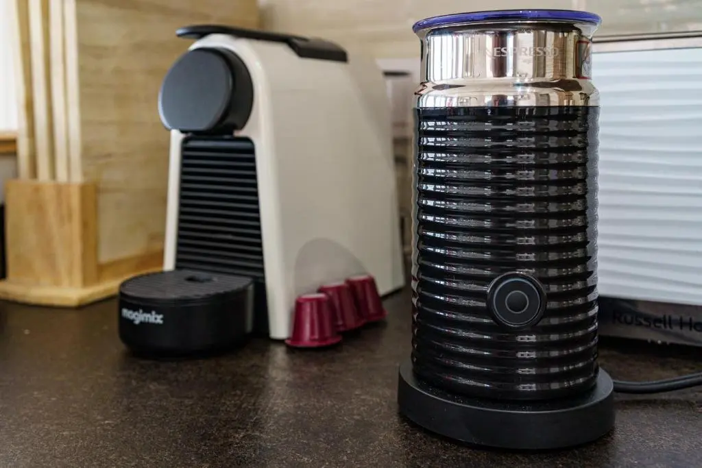 a blender sitting on a counter next to a toaster at Dunroamin Lodge in Aviemore
