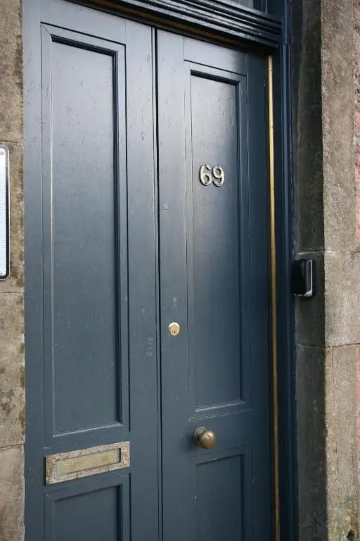 a blue door with the g psi sign on it at Dryburgh Apartment No3 in Inverness
