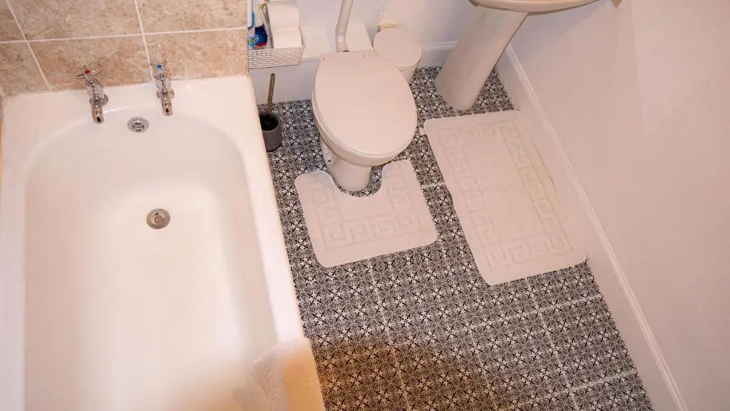 a bathroom with a toilet and a bath tub at Cozy Central Apartment in Inverness