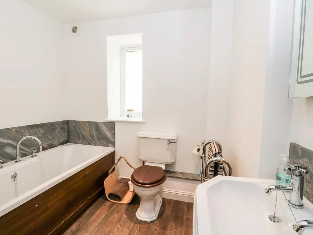 a bathroom with a toilet and a tub and a sink at Tigh Na Drochit in Garve