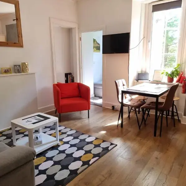 CHARMING VICTORIAN APARTMENT