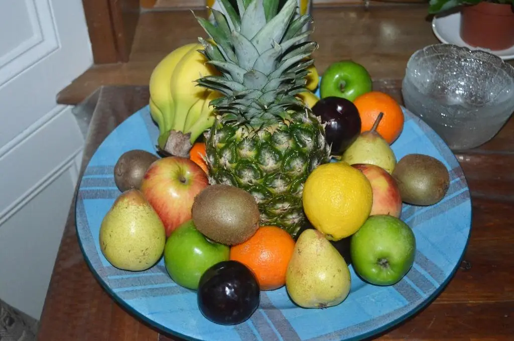 a blue plate of fruit on a table at The Quaich B&B in Inverness