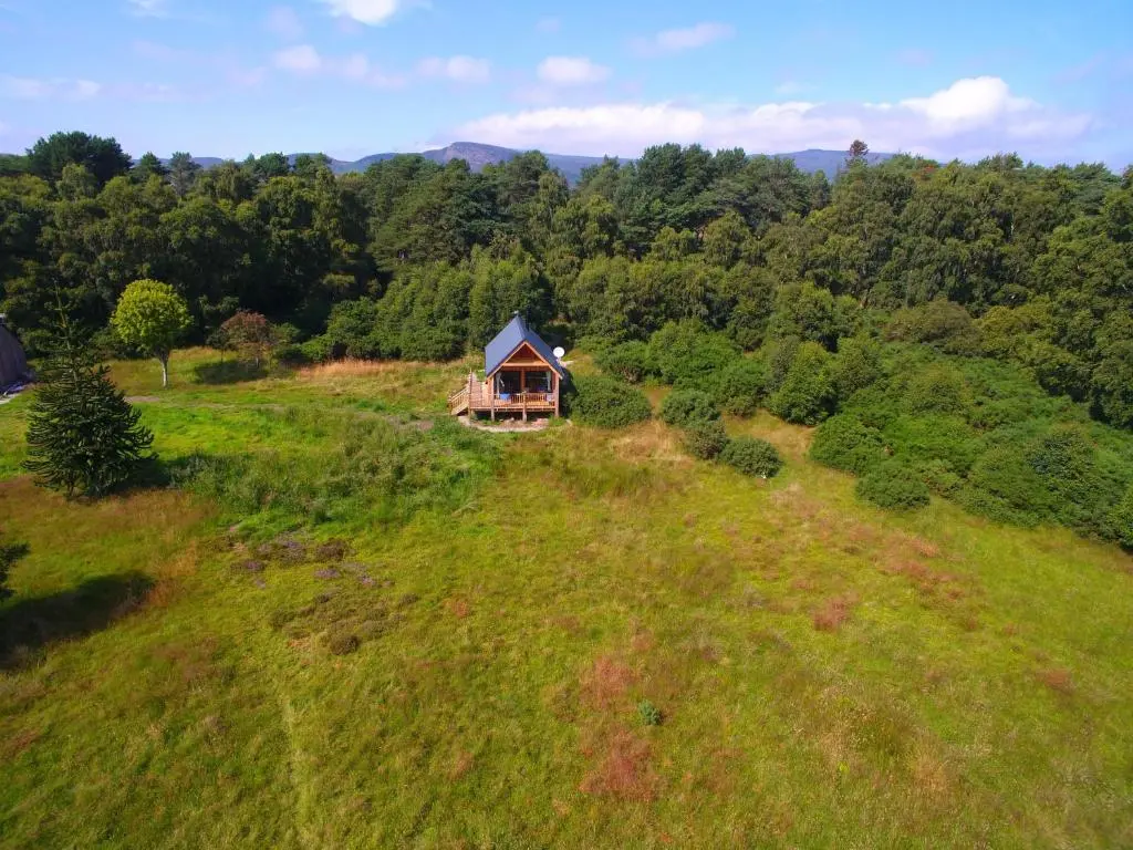 an overhead view of a cabin on a grassy hill at Birdwatcher's Cabin in Golspie