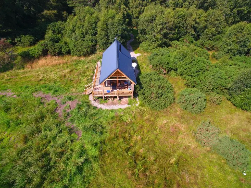 an overhead view of a cabin on a grassy hill at Birdwatcher's Cabin in Golspie